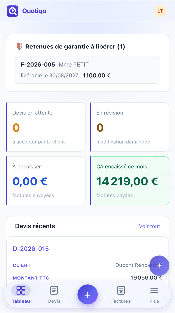 Tableau de bord Quotiqo sur iPhone : retenues de garantie, indicateurs du mois, devis récents et barre de navigation